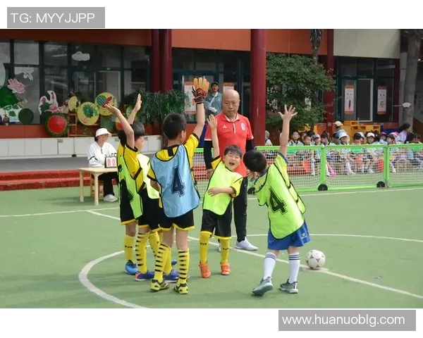 高清男孩足球明星玩偶图片展示让你感受足球魅力与童趣的完美结合